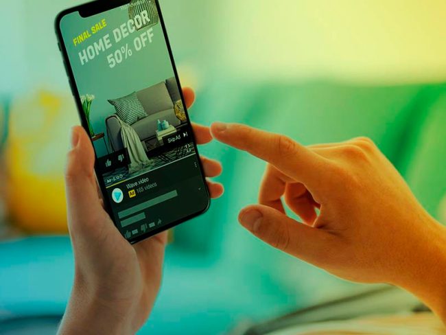 Pessoa tocando para acessar um anuncio de video na tela do celular