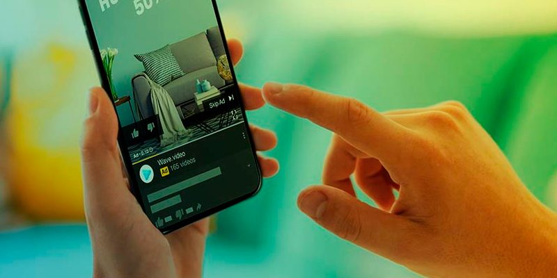 anuncio-em-video Pessoa tocando para acessar um anuncio de video na tela do celular