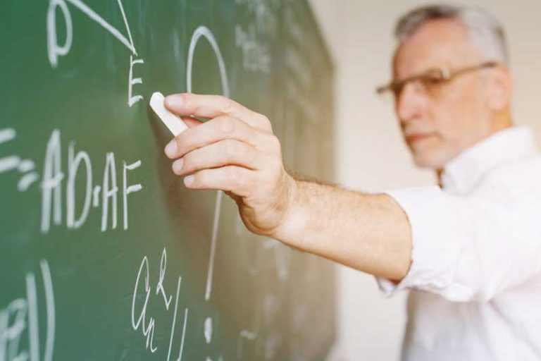 Homem na lousa ensinando técnicas de segmentação