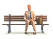 Imagem clássica do filme Forest Gump, com o protagonista sentado em um banco de praça.