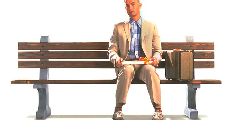 Imagem clássica do filme Forest Gump, com o protagonista sentado em um banco de praça.