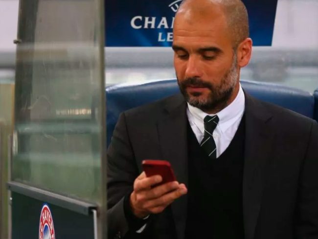 Guardiola usando o celular produzindo conteúdo para Redes Sociais