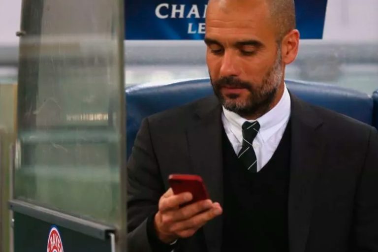 Guardiola usando o celular produzindo conteúdo para Redes Sociais