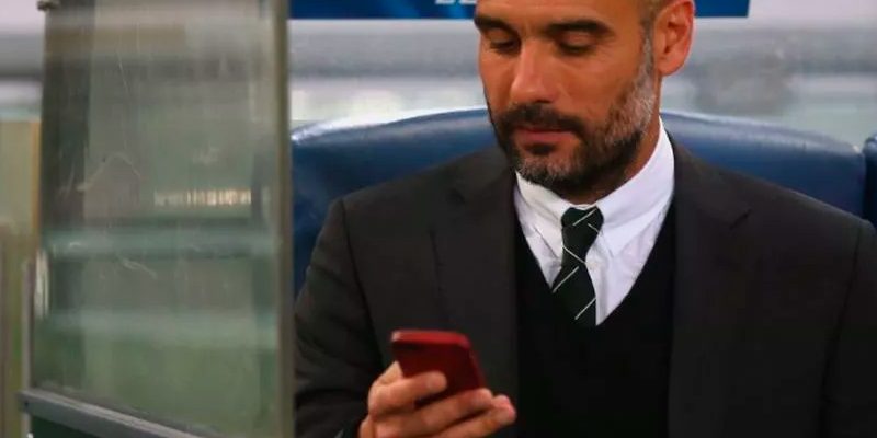 conteudo-para-redes-sociais Guardiola usando o celular produzindo conteúdo para Redes Sociais
