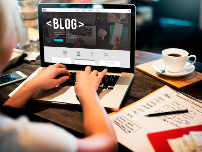 Blogueiro digitando em seu notebook técnicas para um blog de sucesso