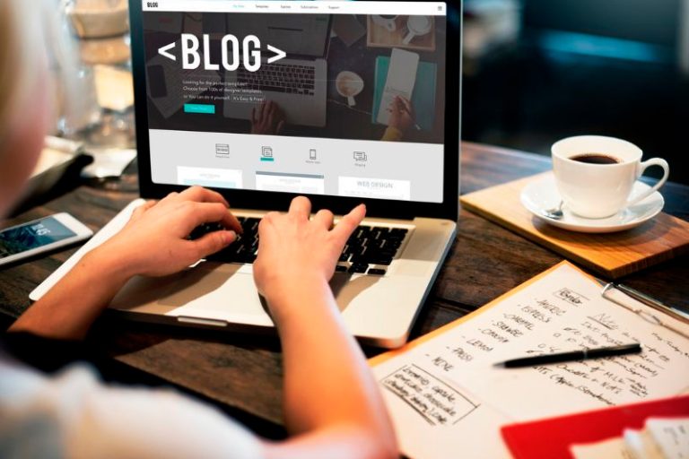 Blogueiro digitando em seu notebook técnicas para um blog de sucesso