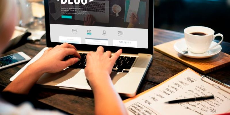 Blogueiro digitando em seu notebook técnicas para um blog de sucesso